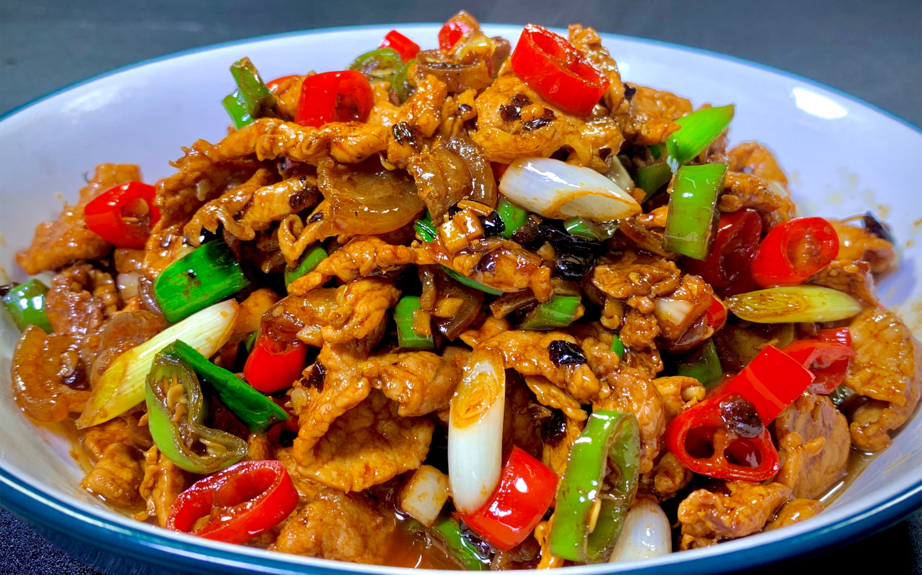 分享小炒肉最家常的做法,胃口不好时做上一盘,香辣开胃,每次都能吃上