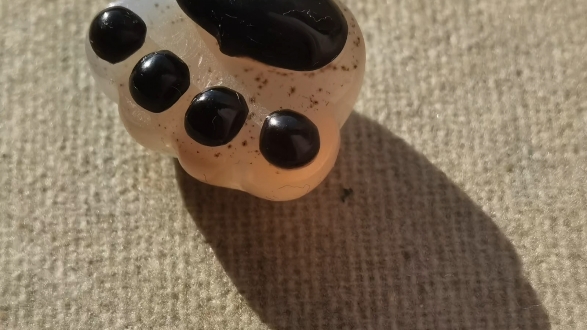 阿拉善戈壁糖心玛瑙雕刻精致 猫咪爪子 俏色雕刻 精致