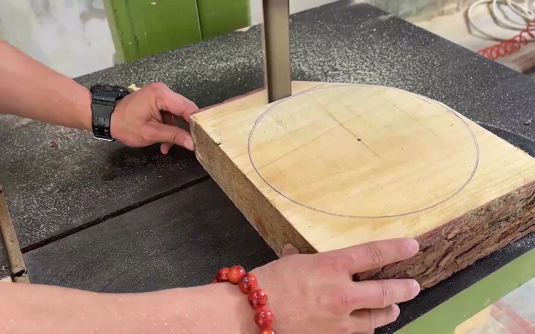 木工制作的圆桌
