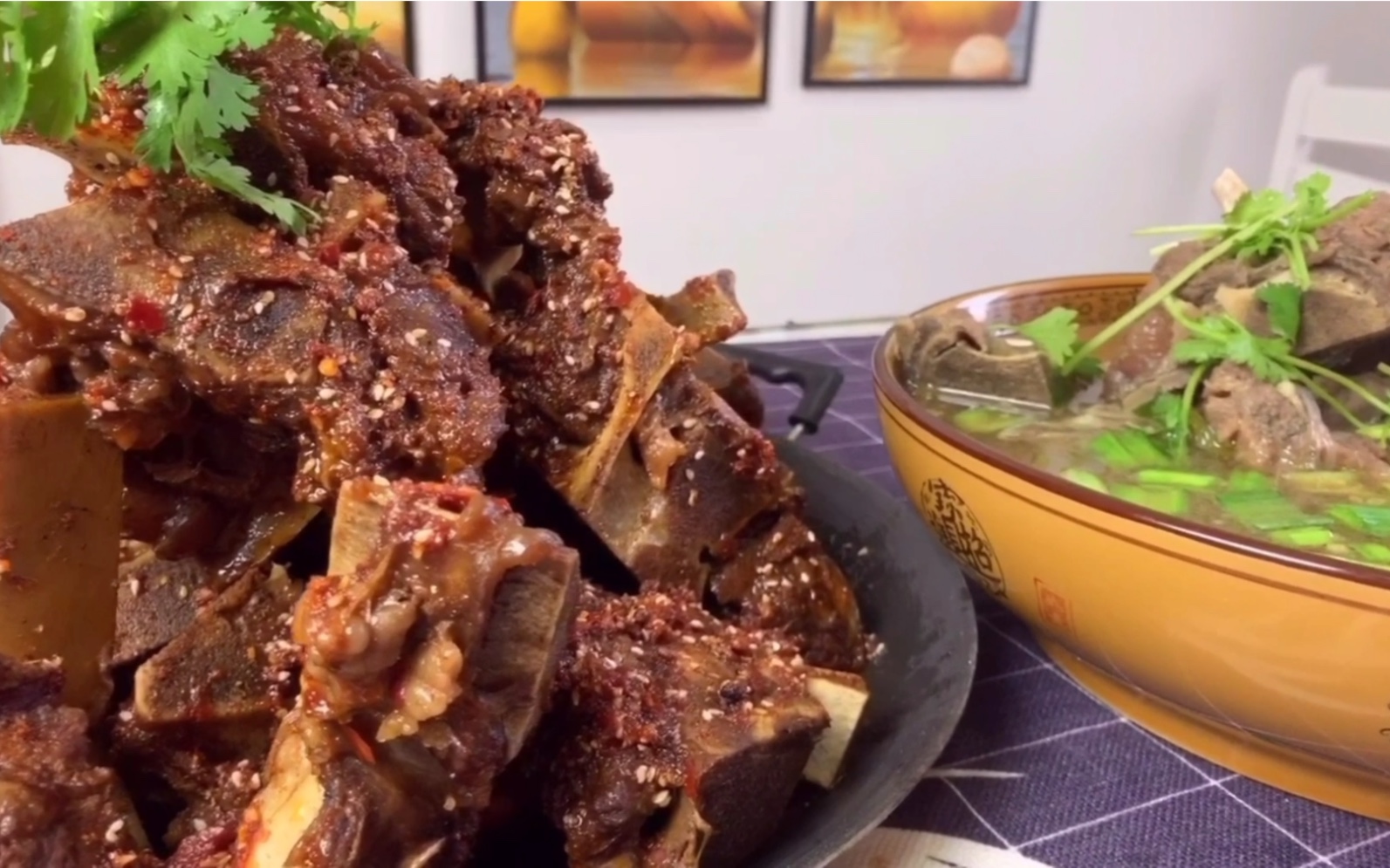 15斤牛大骨一半香辣一半烧汤,真是好吃过瘾吃不够!