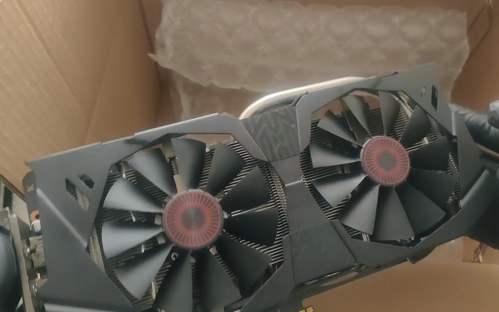 开箱测试 华硕gtx970 4g 猛禽 玩英雄联盟,csgo,因为疫情在站点放了快