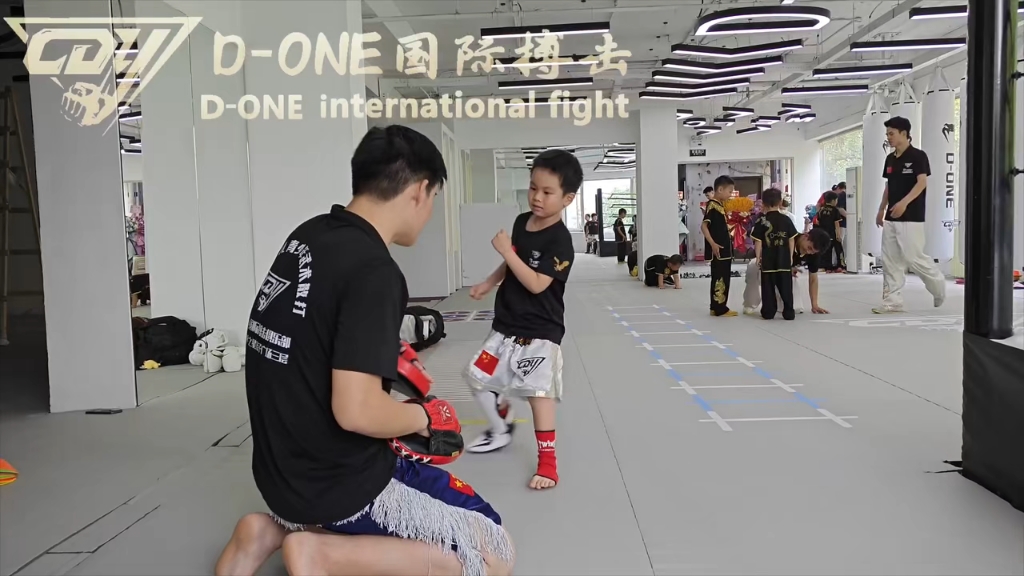 d-one国际搏击俱乐部 散打项目拳腿组合训练