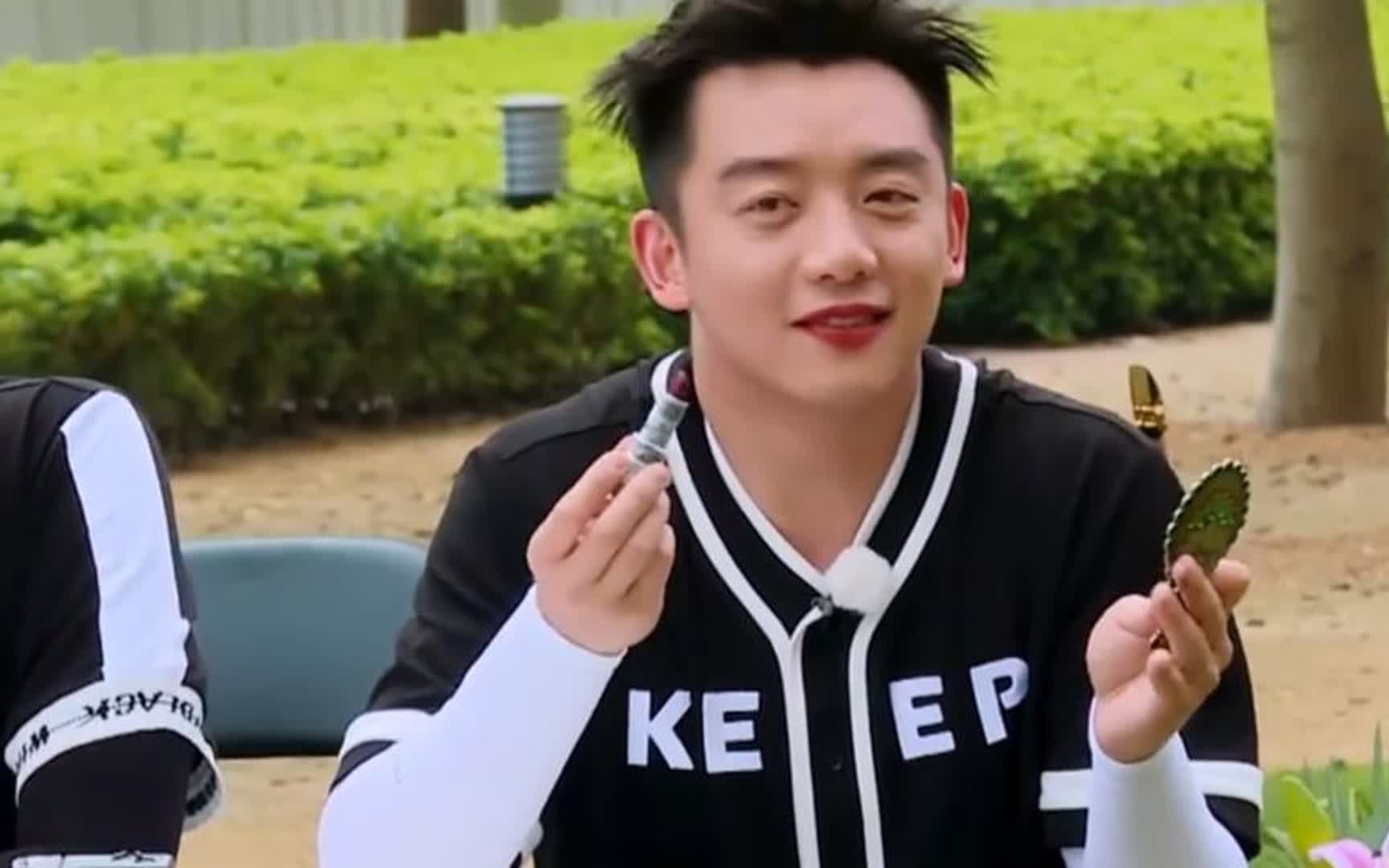 综艺男明星涂口红:小猪辣眼睛,看到王源,才知道什么是美男子