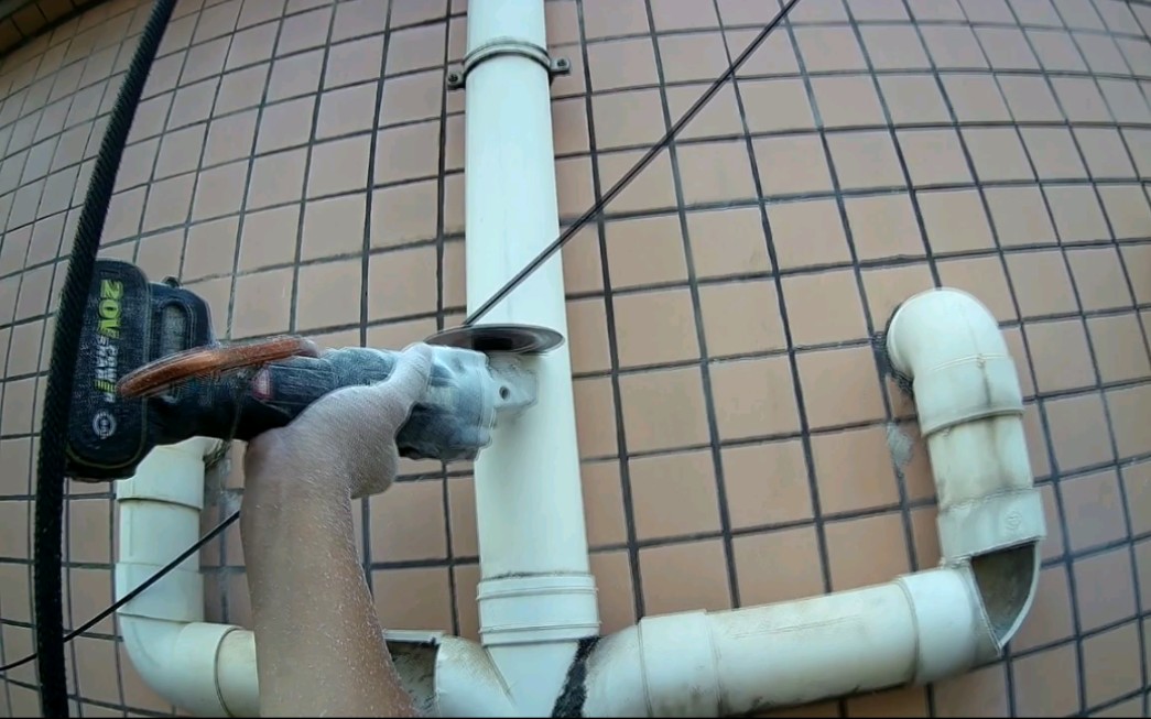 外墙排水管漏水维修