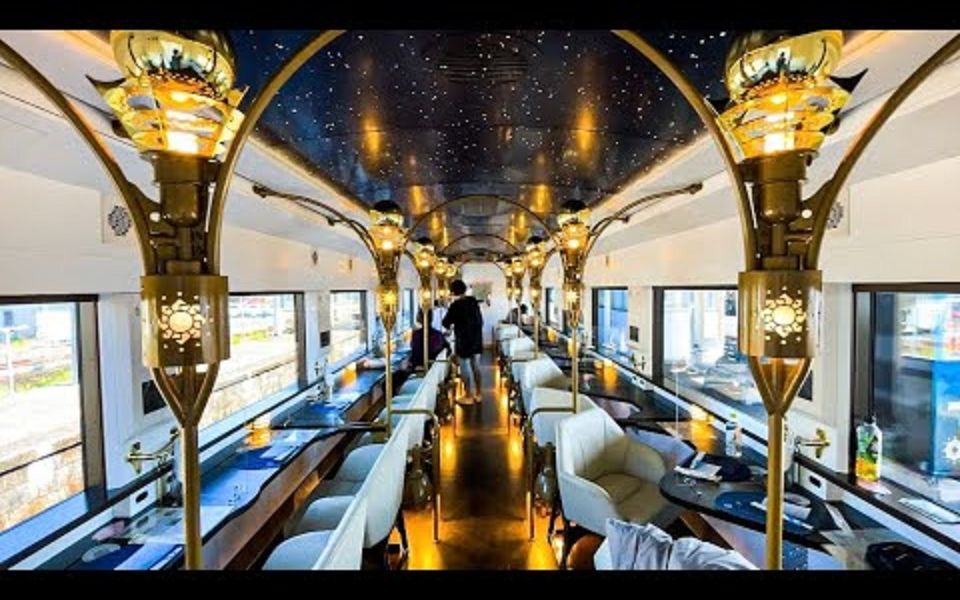 【日本旅游】在自然乡村道路上的豪华观光列车