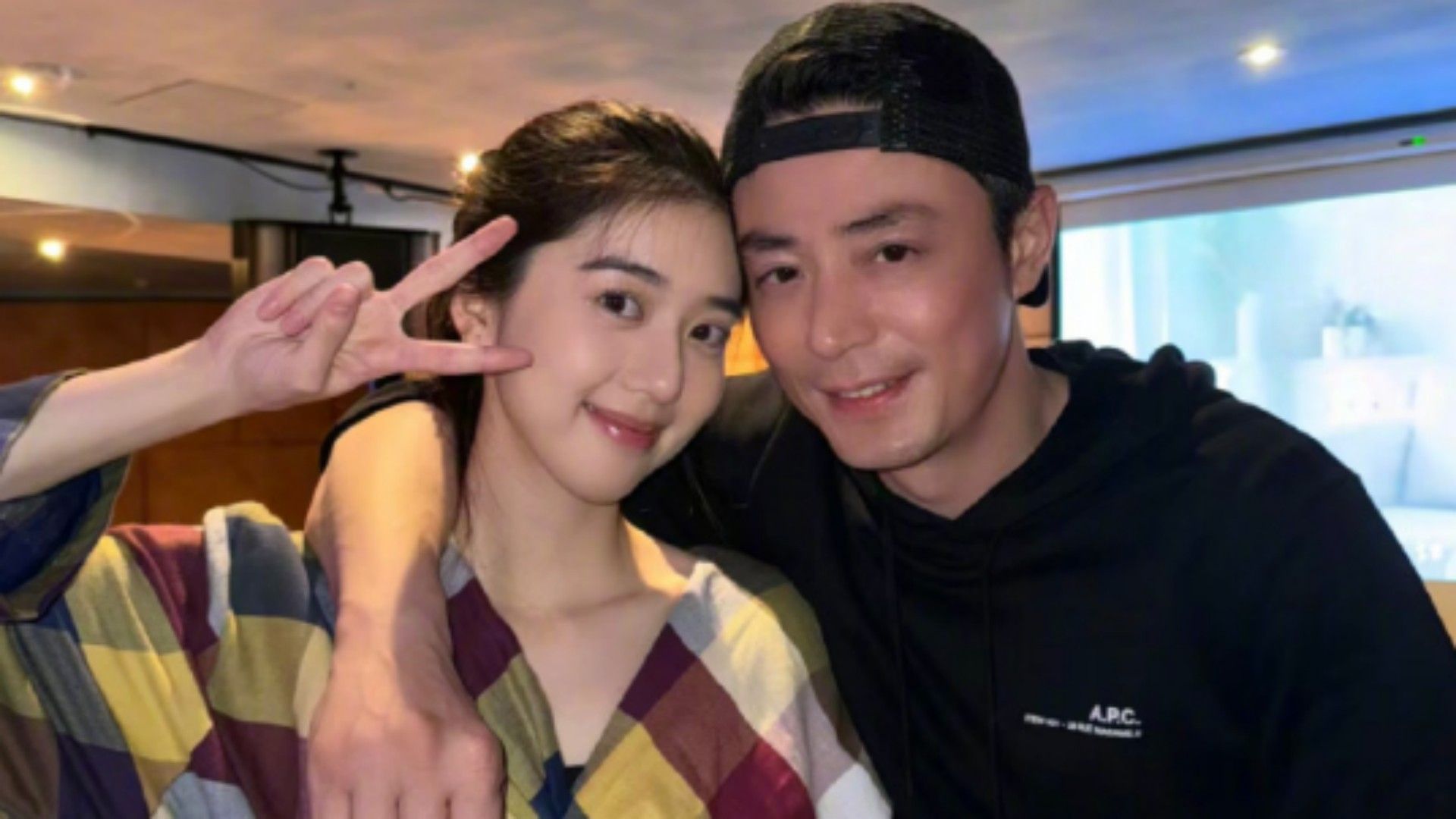 霍建华李凯馨合照引热议,两人头贴头被质疑不避嫌,林心如站边缘像外人