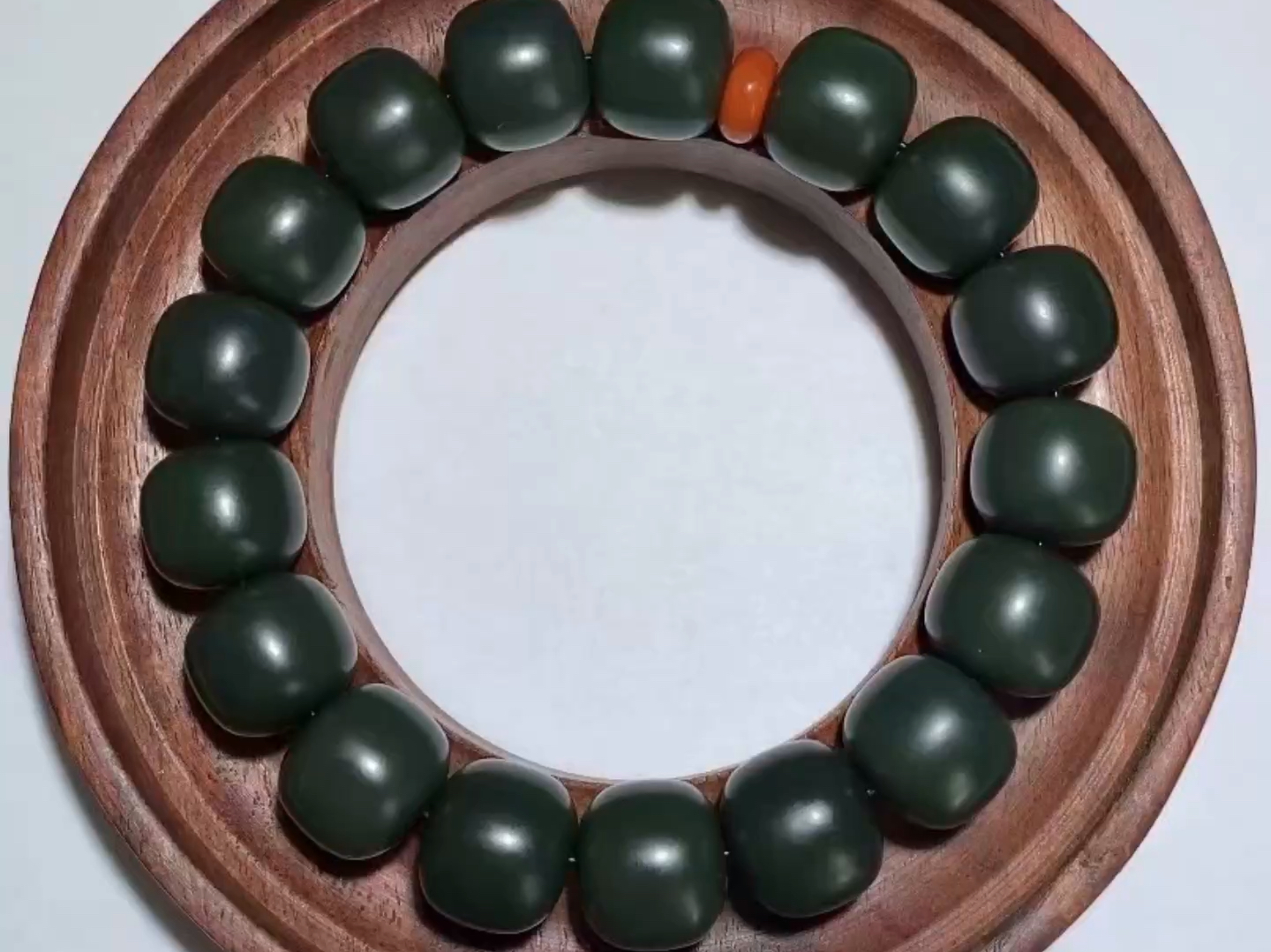 青玉沙枣青收藏级别手串,玉质细腻油润,颗颗饱满精美