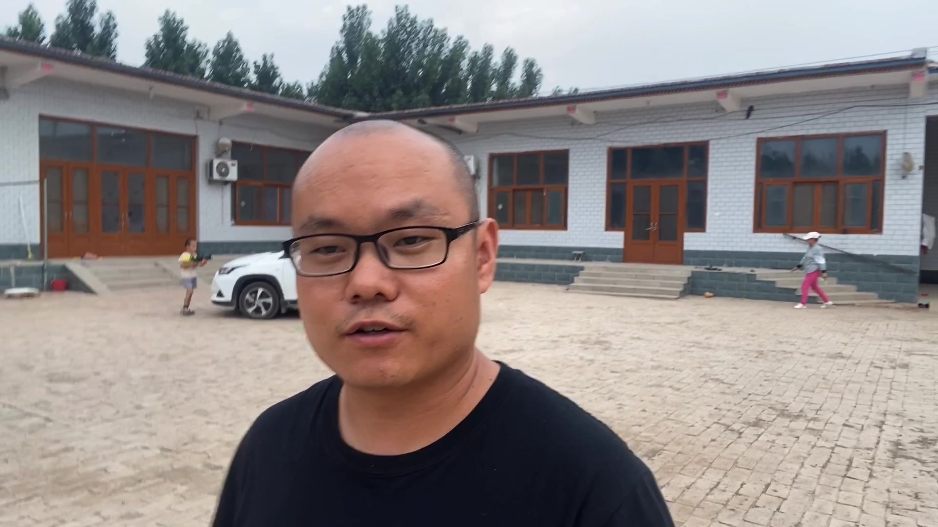 小城平哥:为省50元洗车费,直言自己动手耗时2小时洗好,划算吗_哔哩