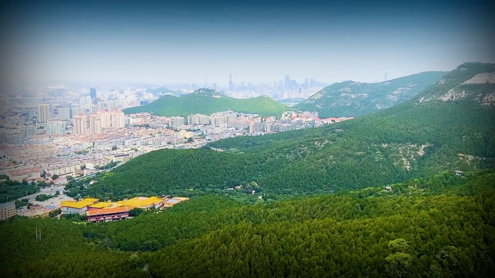 当佛慧山俯瞰济南老城时配上《航拍中国山东篇》预告片的bgm