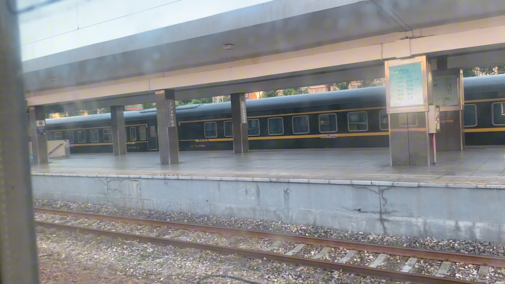 k1080次 广州—武昌 正点停靠岳阳站三站台办理旅客乘降本务机车