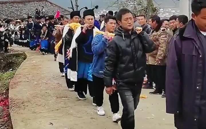 [图]轻生重死的彝族人，不举办庆生活动，却对死亡的葬礼非常隆重。老人过世4个女儿，家族带着大牛，酒等各种丧礼前来奔丧。