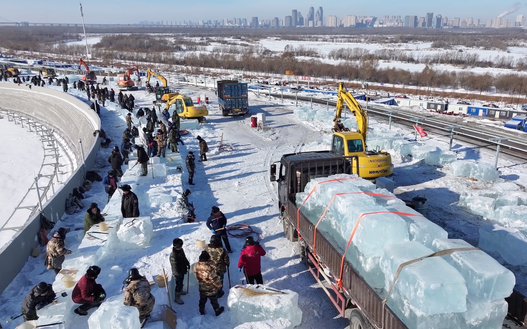 最长冰滑梯是这样建设的:25日的哈尔滨冰雪大世界工地哔哩哔哩bilibili