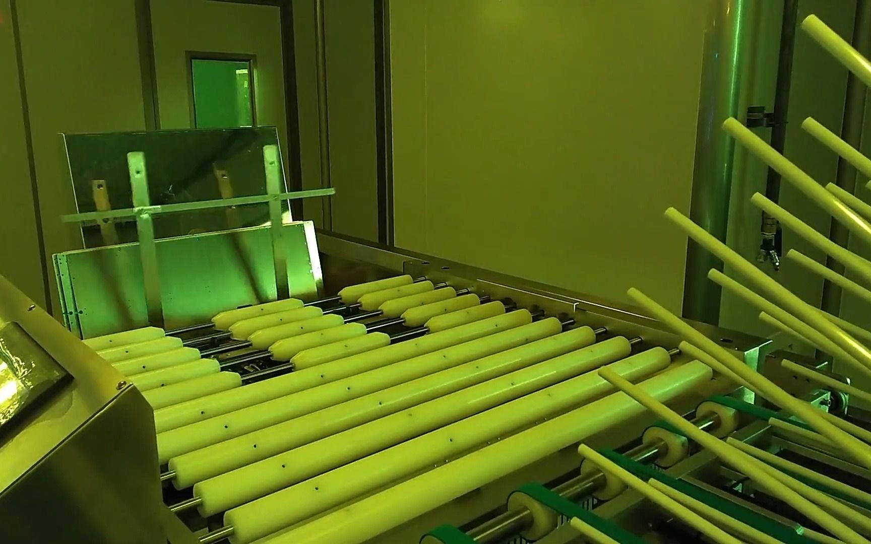 pcb高频线路板|多层板厂商自动压膜机:自动贴膜,把干膜附着在铜面上