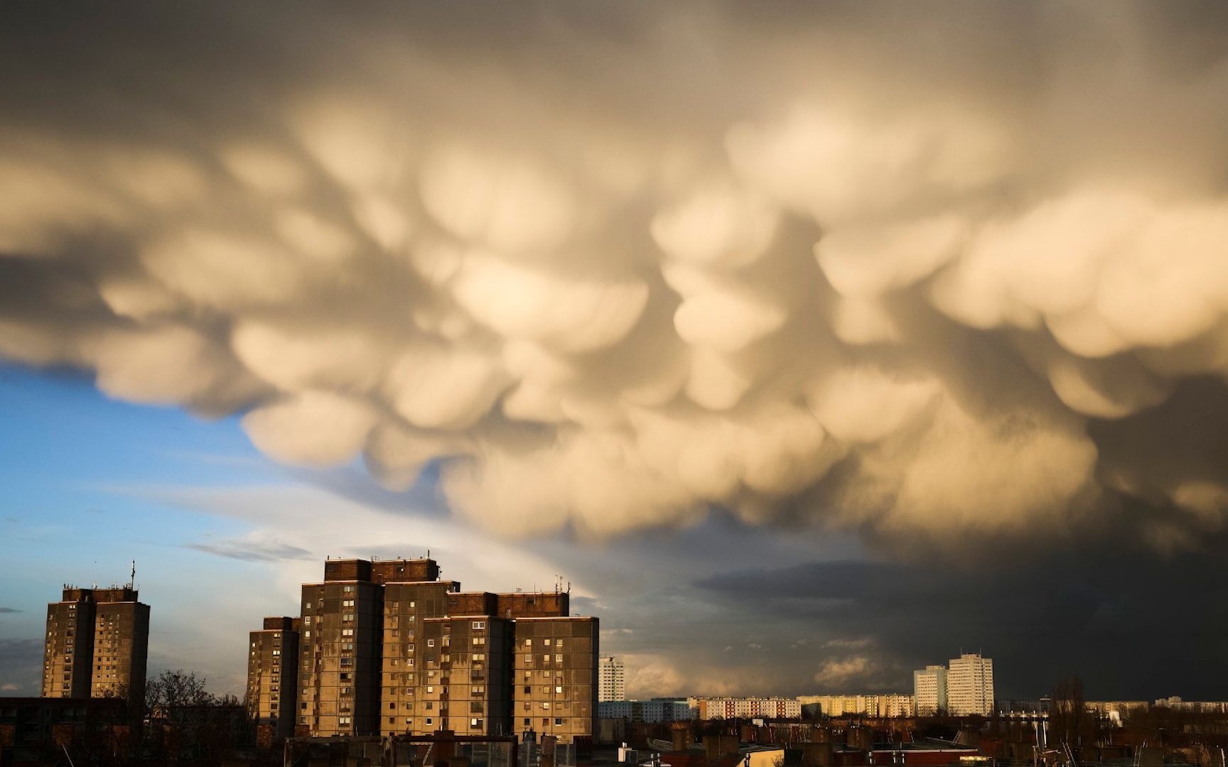 德国柏林天空雨后现巨型乳状云 层层叠叠似棉花糖般触手可及