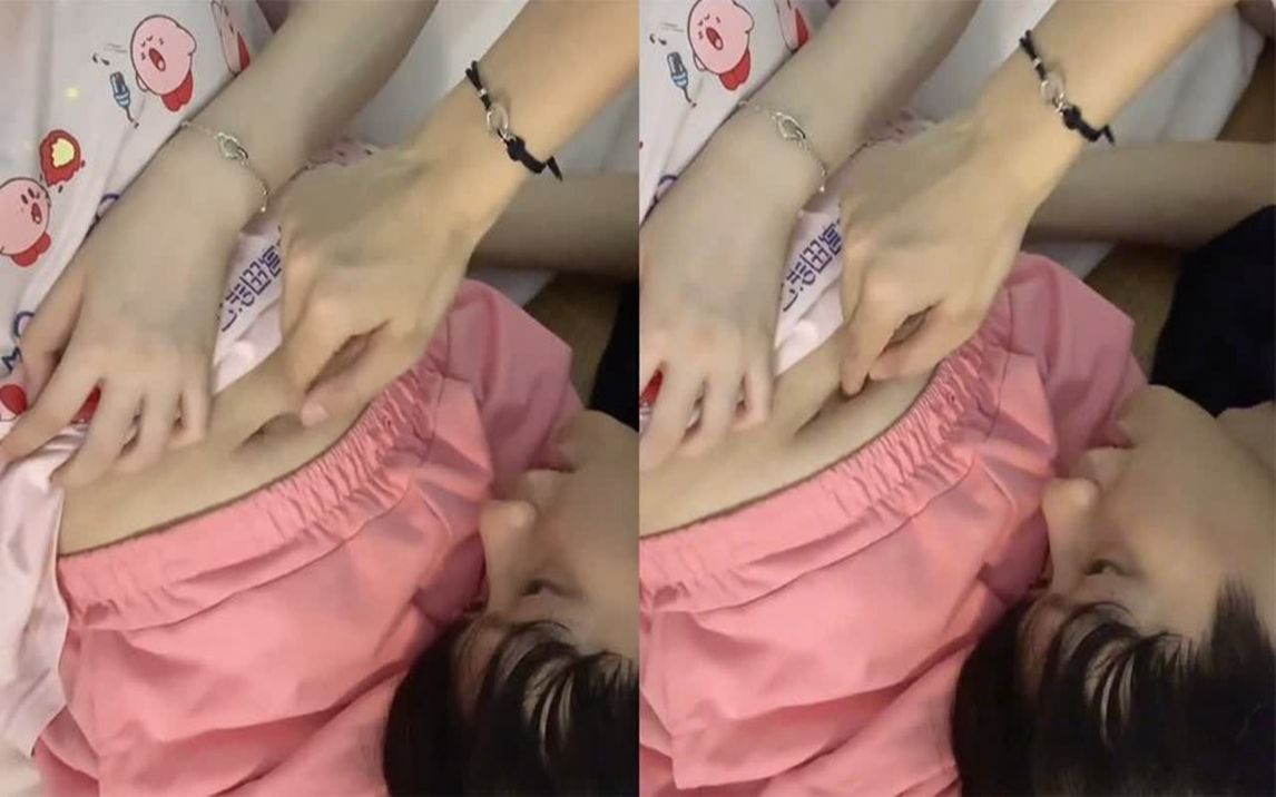 男生躺床上狂捏女友肚腩,玩得不亦乐乎还不忘调侃:要什么小蛮腰