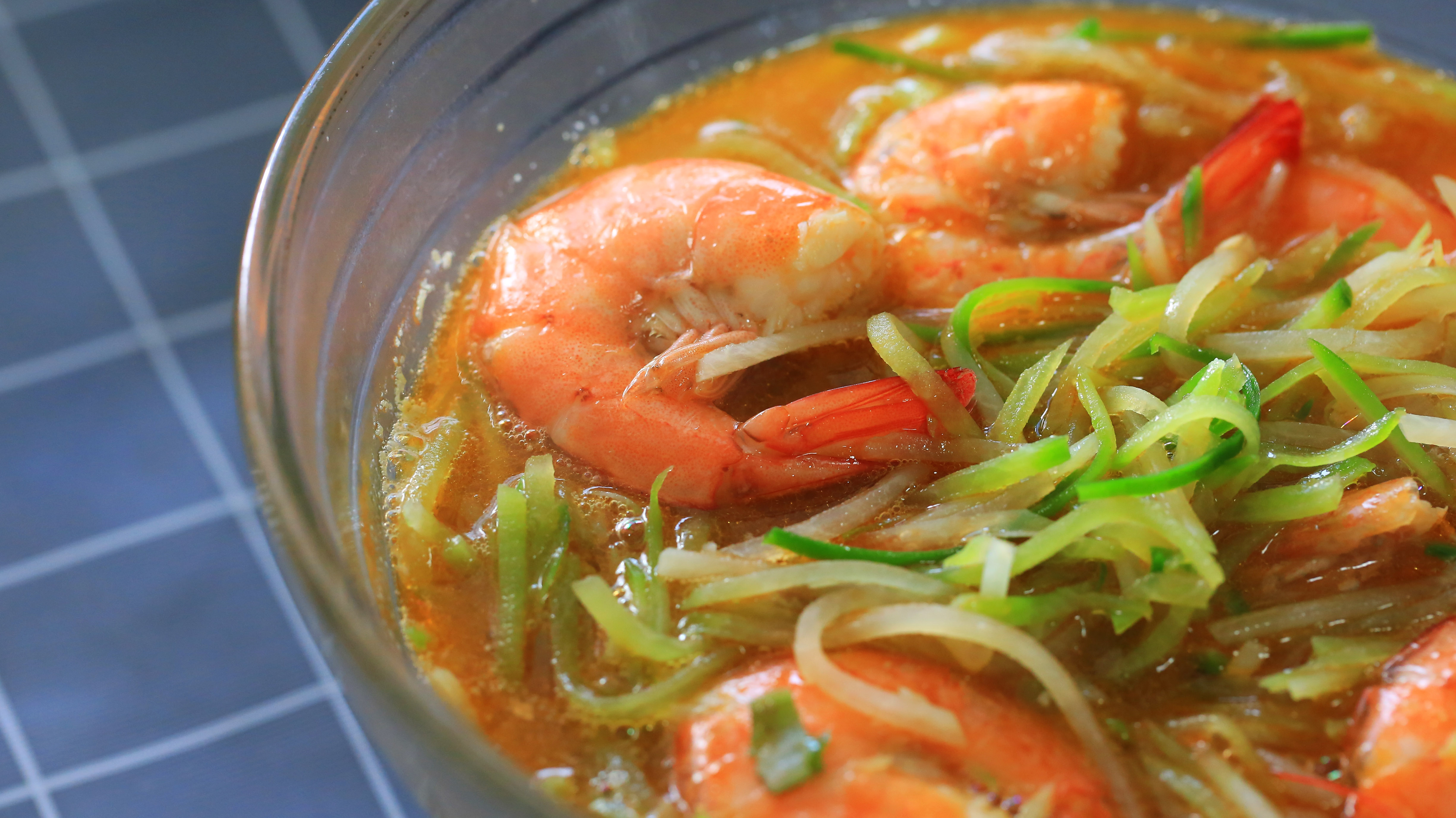 马上立冬了,喝一碗滋补养胃的大虾萝卜汤,增强体质少生病