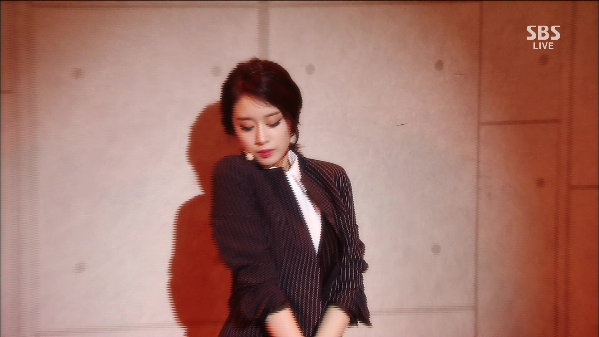 tara智妍一分一秒现场黑条纹