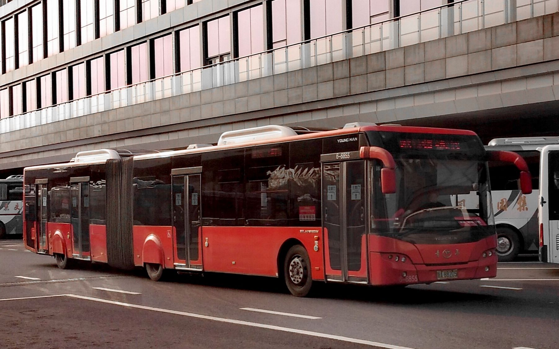 天目山路上的那抹红——杭州公交b4线jnp6180g铰接车运行视频_哔哩