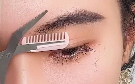 眉毛很乱很杂,自己动手修剪一下吧