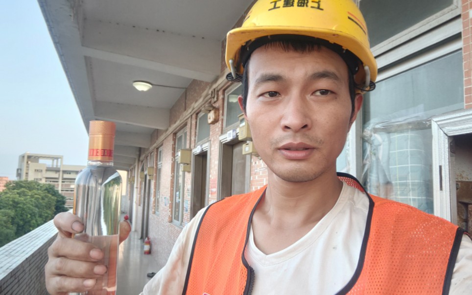 工地打工太累了,下班一盆鸡蛋面,再灌半斤白酒,喝晕睡觉