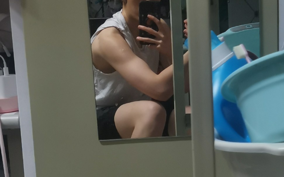 【女生练肌肉的日常】宿舍练肩后的状态_哔哩哔哩_bilibili