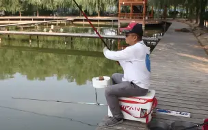 Скачать видео: 钓鱼老手野钓时，是如何轻松把大鱼遛上岸的？全套技巧今天教给你