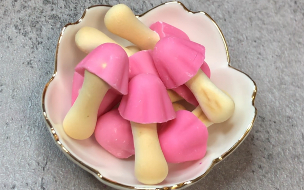 今天挑战用儿子吃剩的蘑菇棒做支唇膏,涂出来很滋润,而且还有一股淡淡