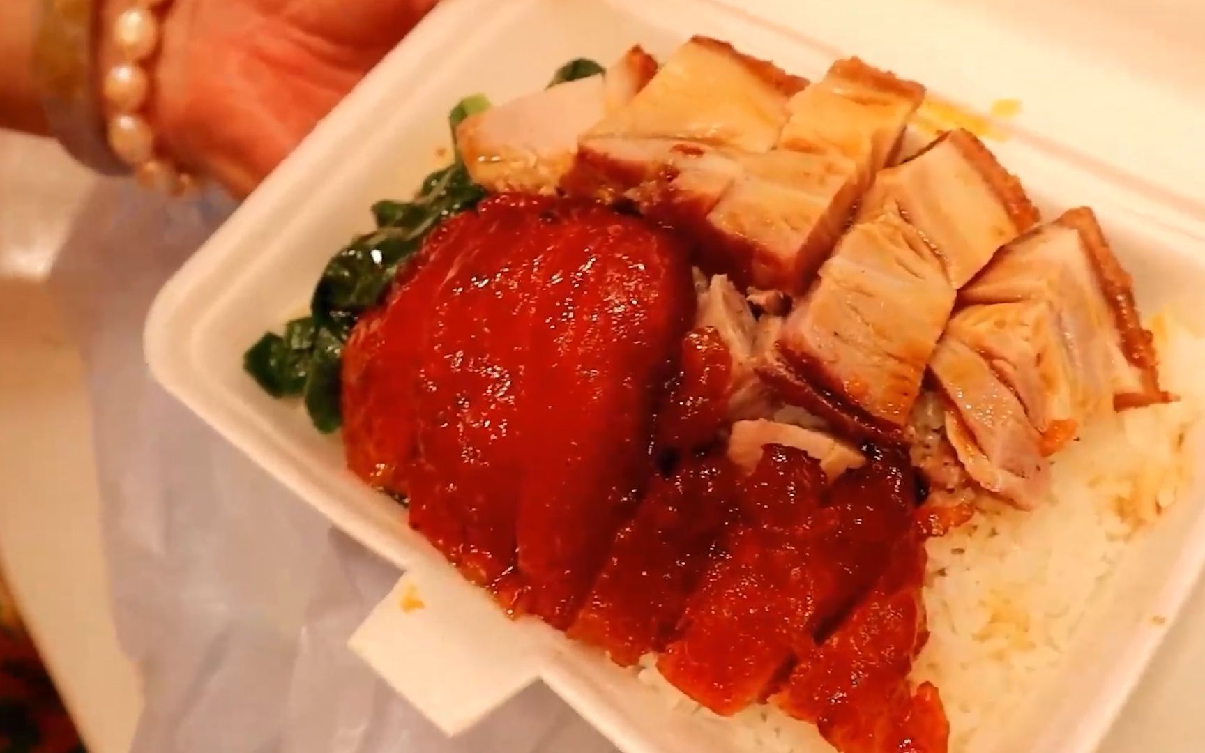 香港人的第一美食,非这份烧腊碟头饭莫属,肉量是它最大的亮点