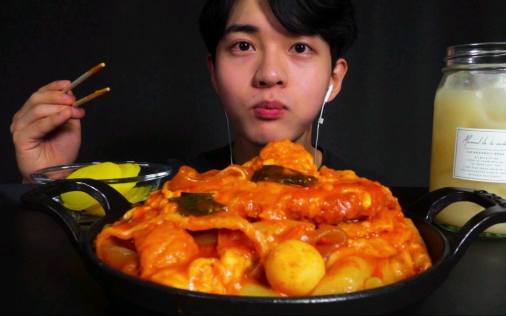 韩国帅气吃播小哥麻辣topokki mukbang奶酪 粉丝 猪排