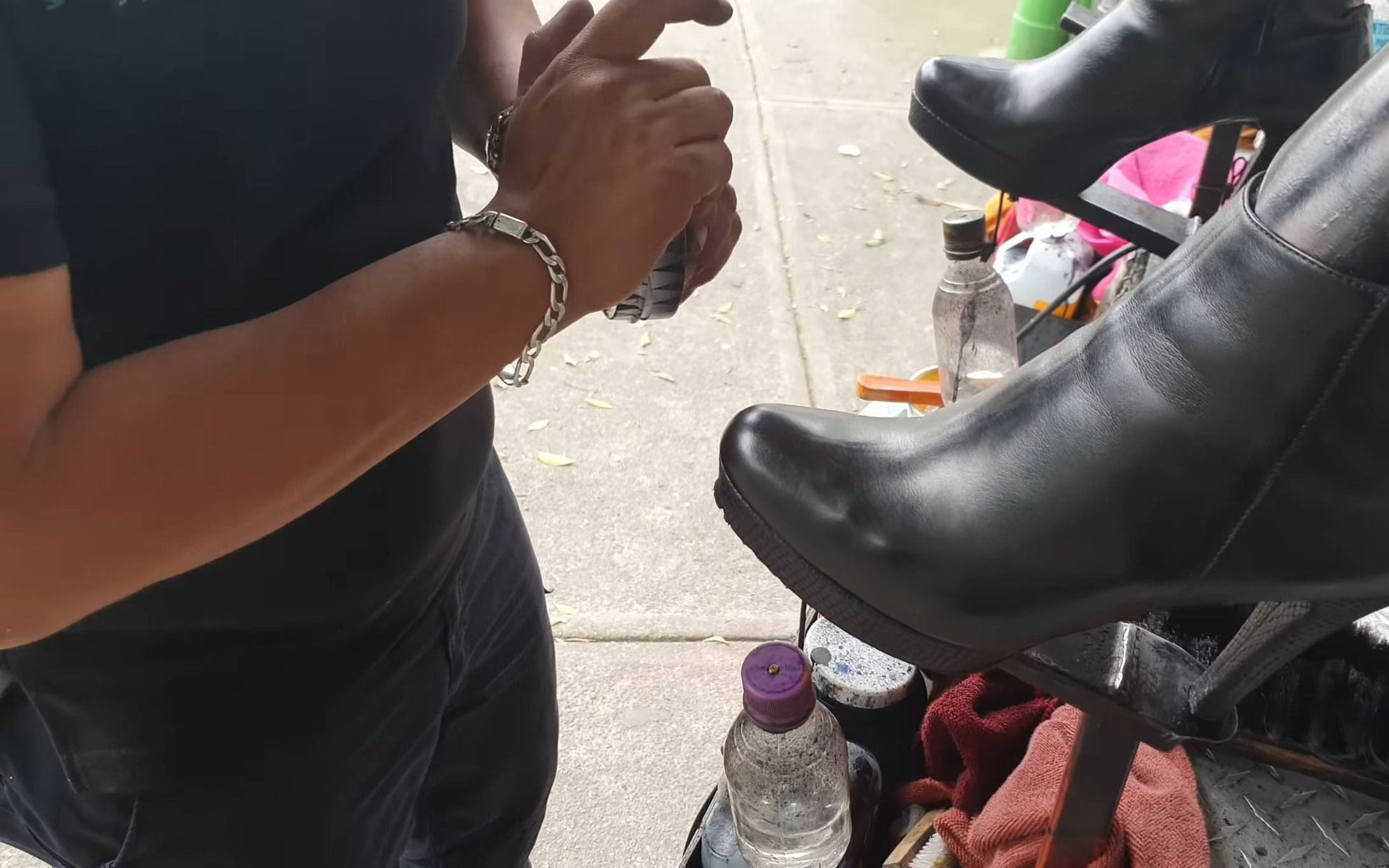 街头擦鞋faustoarizmendi为女士清洁黑色高跟短靴