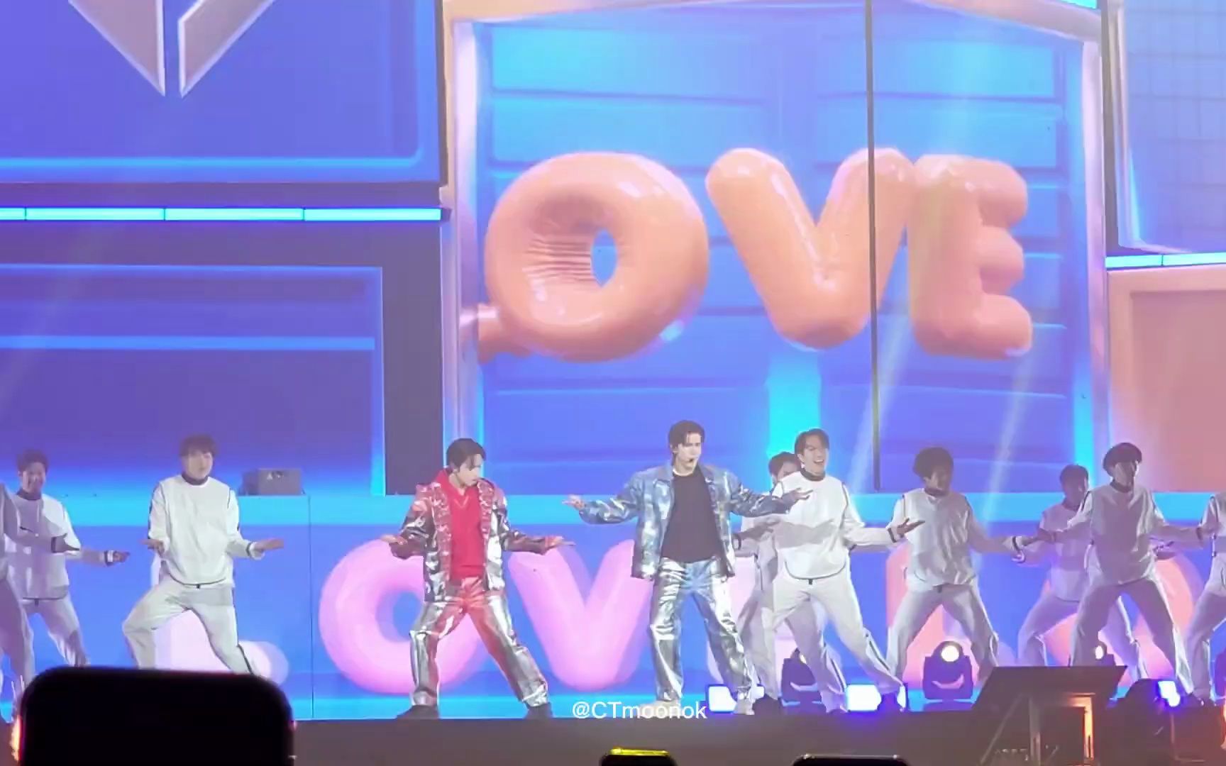 [图]【GeminiFourth】รักหน้าตาเหมือนเธอไหม (love love love) | #GeminiFourthConcertD1