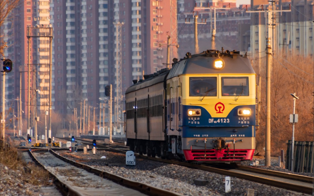 京承铁路6420次绿皮车密云北站出站白石岭道口通过承德通州西