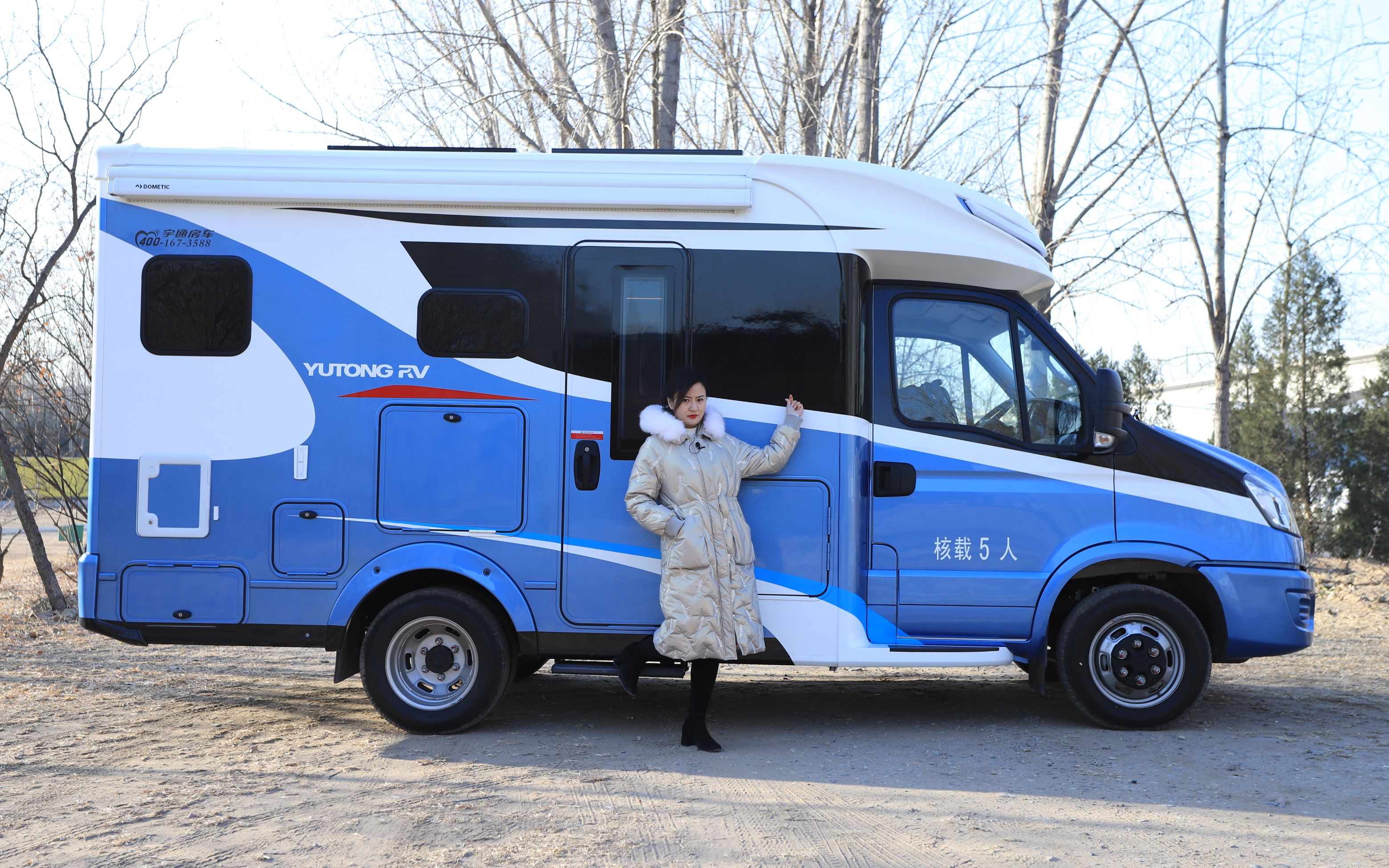 宇通c535依维柯小顶房车48伏电力系统高度2870mm车上还配有洗衣机和