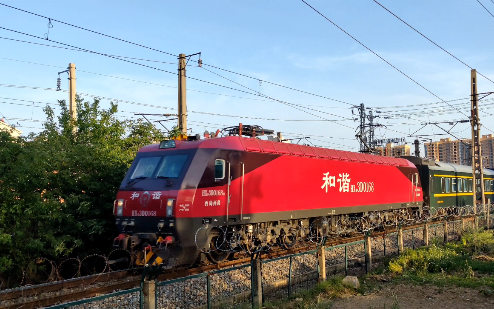 西局西段hxd3d0168牵引厦门北至兰州z126次通过京广线花园站