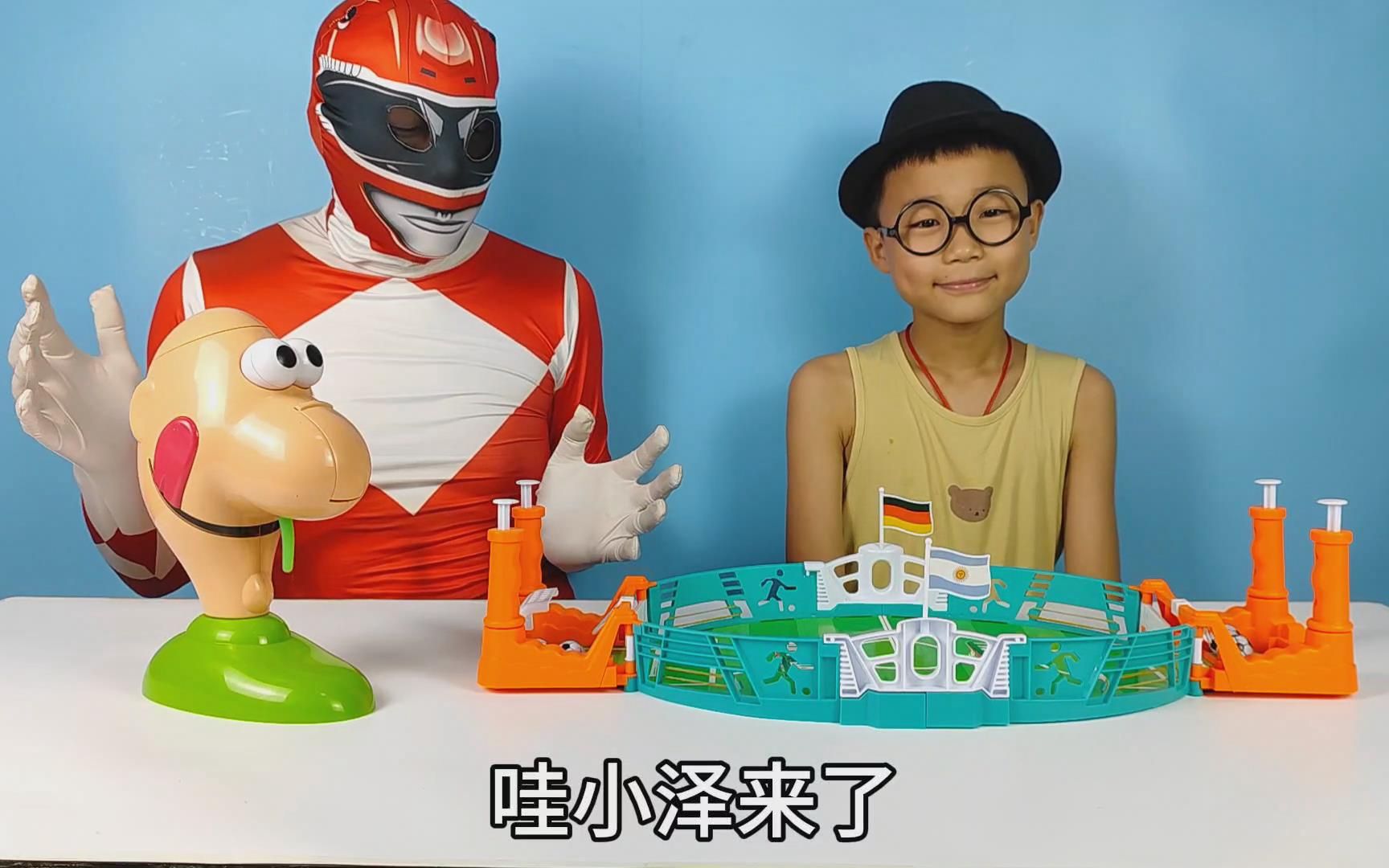 玩奇葩的鼻涕虫玩具,小泽又带来手柄足球对战玩具,玩得很开心