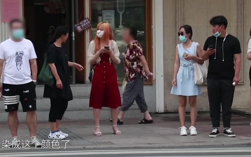 [图]“看不惯你就闭上眼！”当女生因为染发被辱骂，路人怒斥道