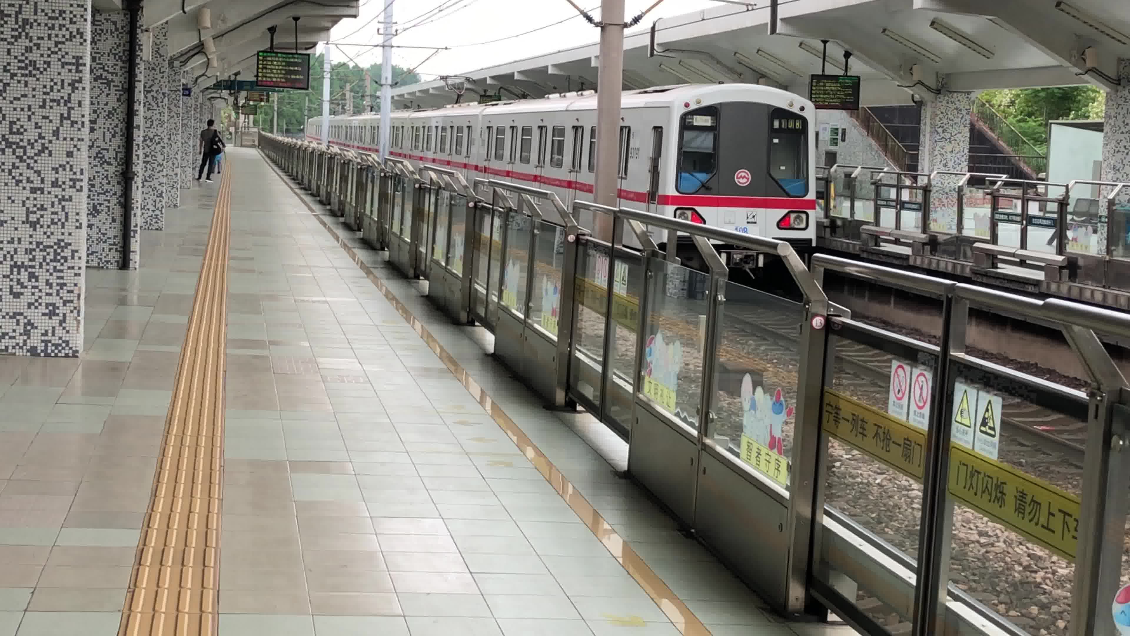 01a06型电动客车与01a01型电动客车外环路站进出站交汇