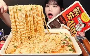 Tải video: 【Boki】今天挑战便利达美食！超大饭盒拉面！紫菜包饭和香肠哦！