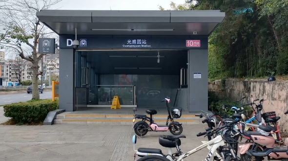 深圳8号仓 地铁10号线 光雅园站下然后左转直走到龙华名车广场过马路