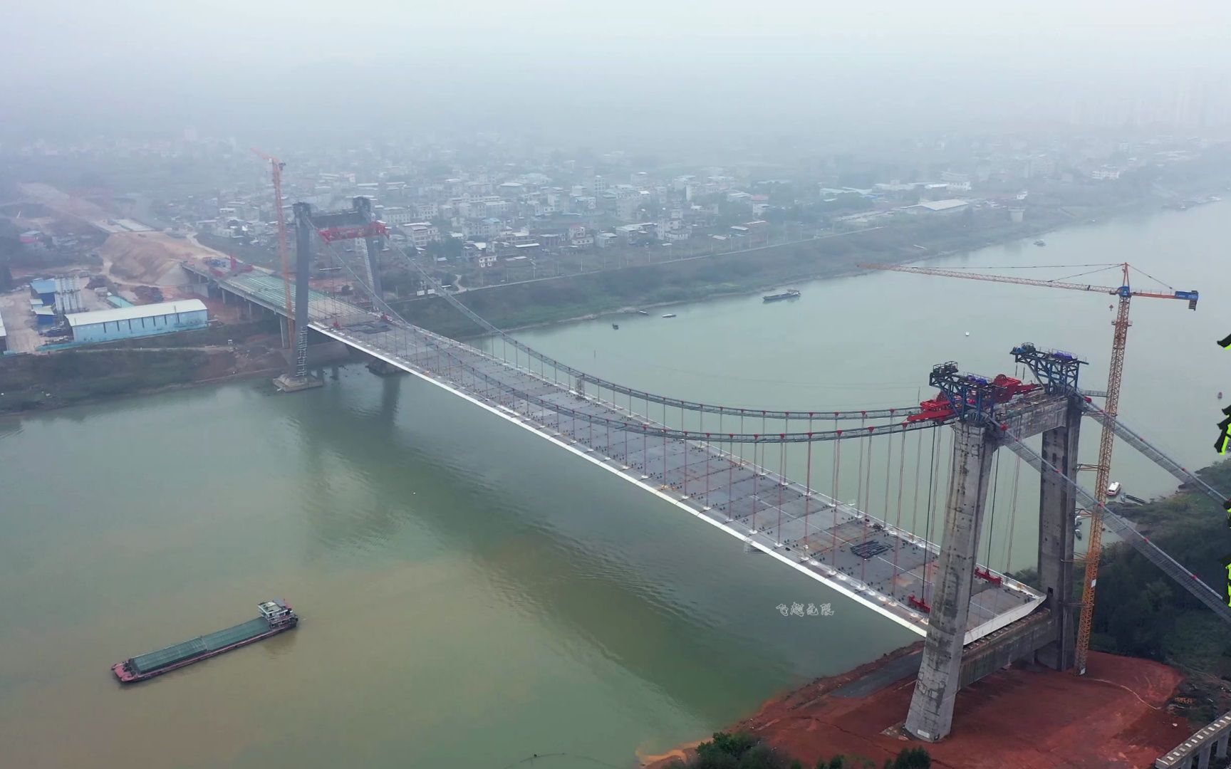 [图]航拍横州正在建设中的大桥，两头桥钢箱梁已经合拢，气势壮观