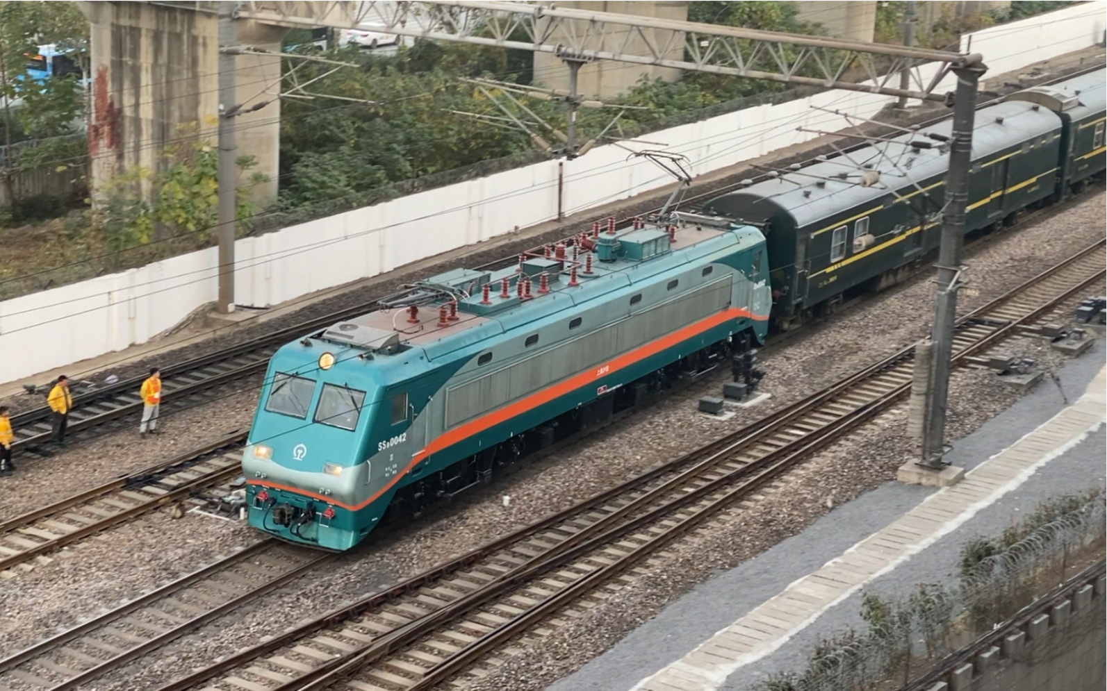 【中国铁路】青蛙ss9-0042牵引京沪神车1462通过拳击酒店中央门分店