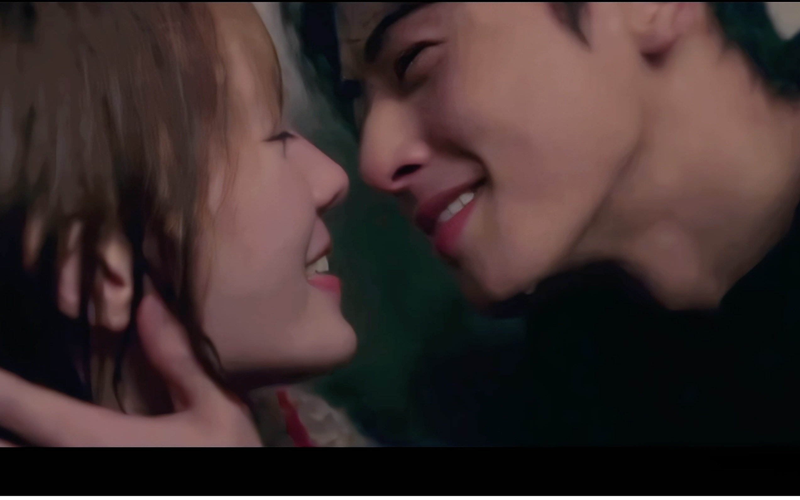 这什么吻法?一个亲上巴,一个亲下巴…难怪都亲笑了