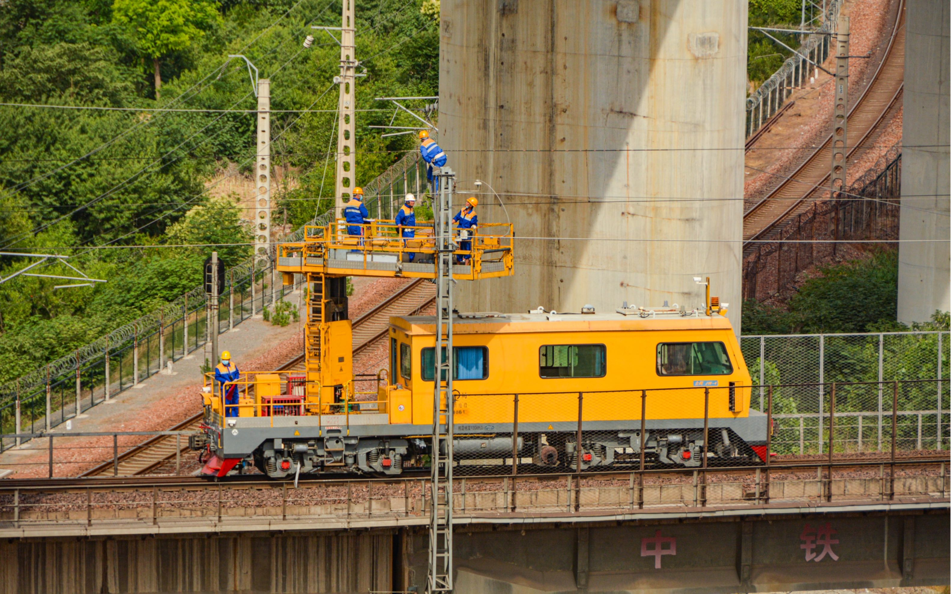 【集中修进行中】正在作业的郑局郑州供电段轨道车
