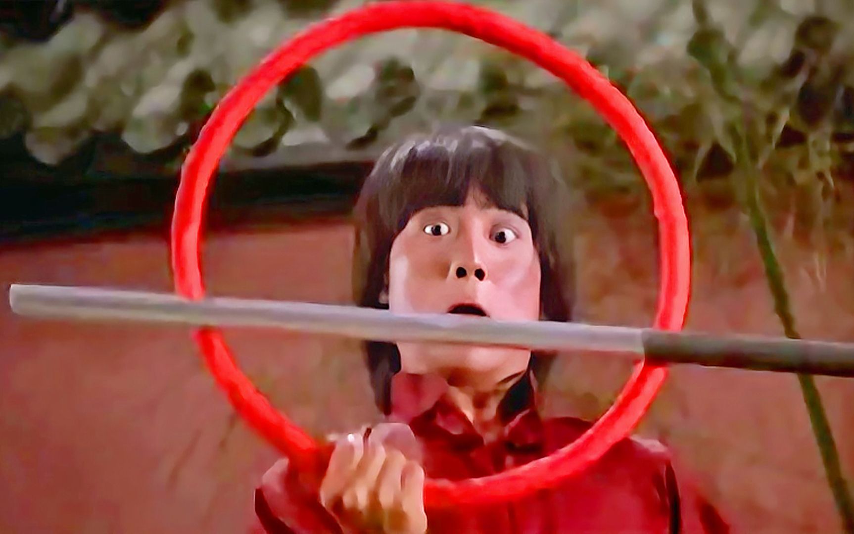 鹰爪门的缩骨棍威力无穷,只有金刚圈可以与之抗衡,邵氏电影