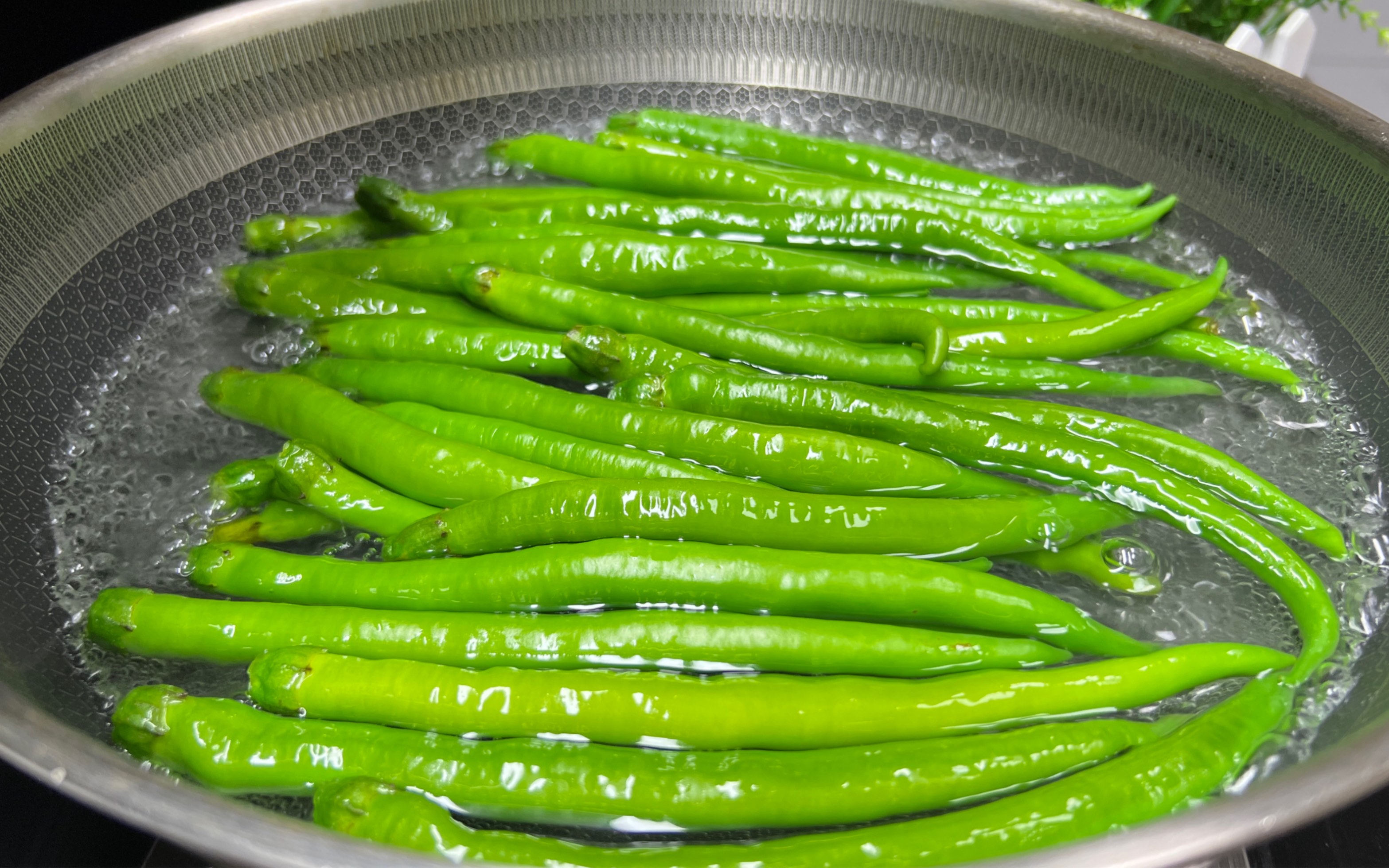 把青线椒放进开水锅里,出锅瞬间变美食,脆爽开胃,越吃越想吃