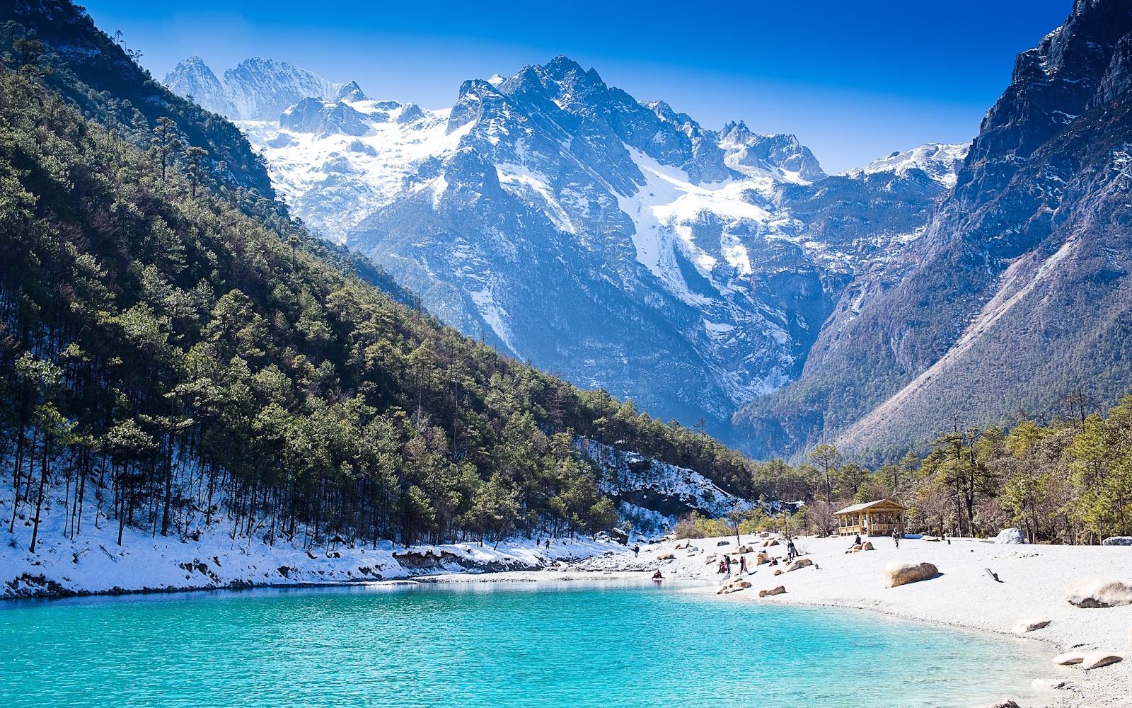 玉龙雪山下的蓝月谷航拍