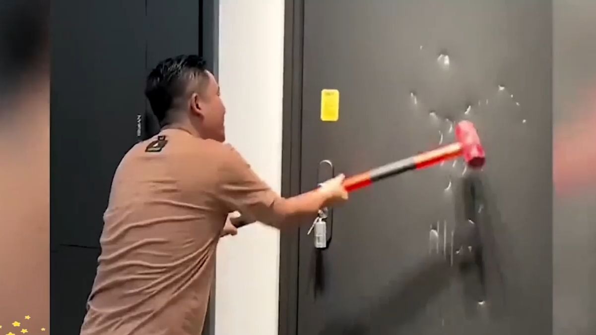 坏消息邻居砸门两年半无人管，好消息评论区全是网友支招