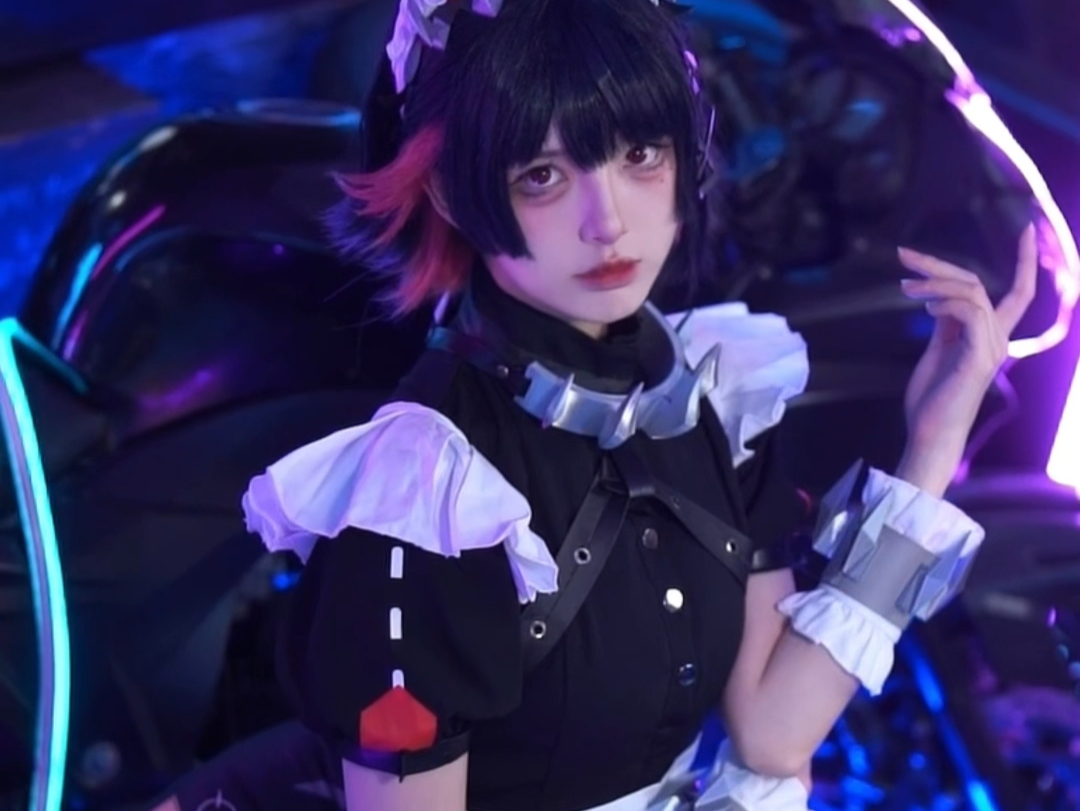 就算你这么盯着,尾巴也是不会给你摸的【鲨鱼妹cos】