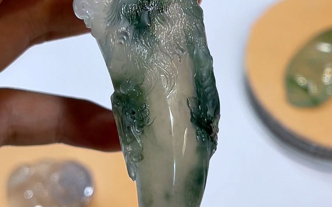 翡翠龙牙吊坠,龙牙翡翠吊坠代表着勇气和冒险精神.