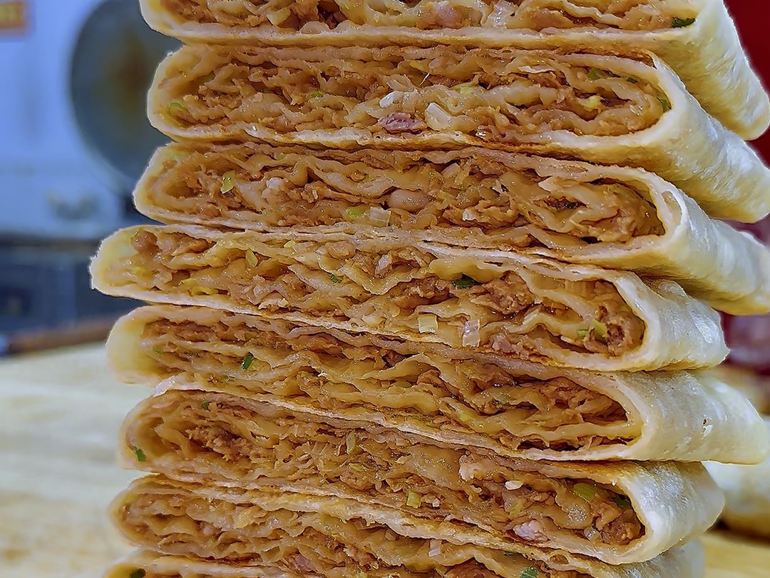 千层肉饼,饼香满溢,肉鲜四溢,咬一口满满的幸福感